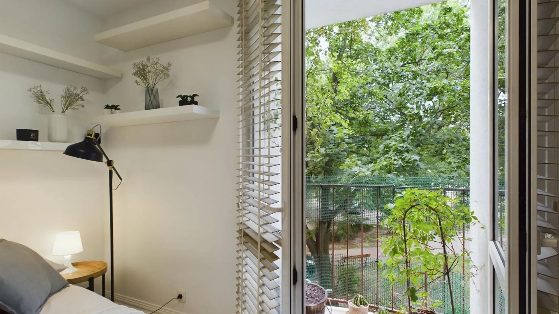 Comfortable Studio For 2 People With Bathtub And Balcony In Warsaw By Noclegi Renters Apartment