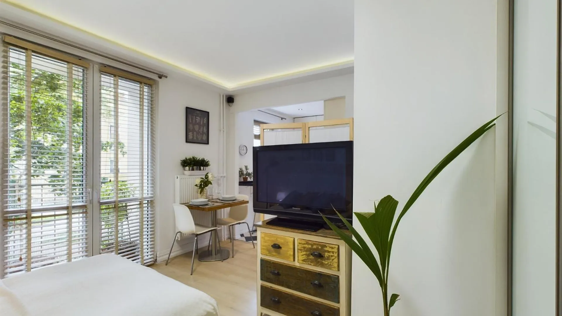 Comfortable Studio For 2 People With Bathtub And Balcony In Warsaw By Noclegi Renters