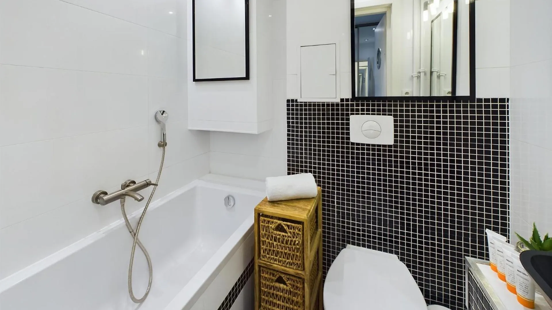 Comfortable Studio For 2 People With Bathtub And Balcony In Warsaw By Noclegi Renters Apartment